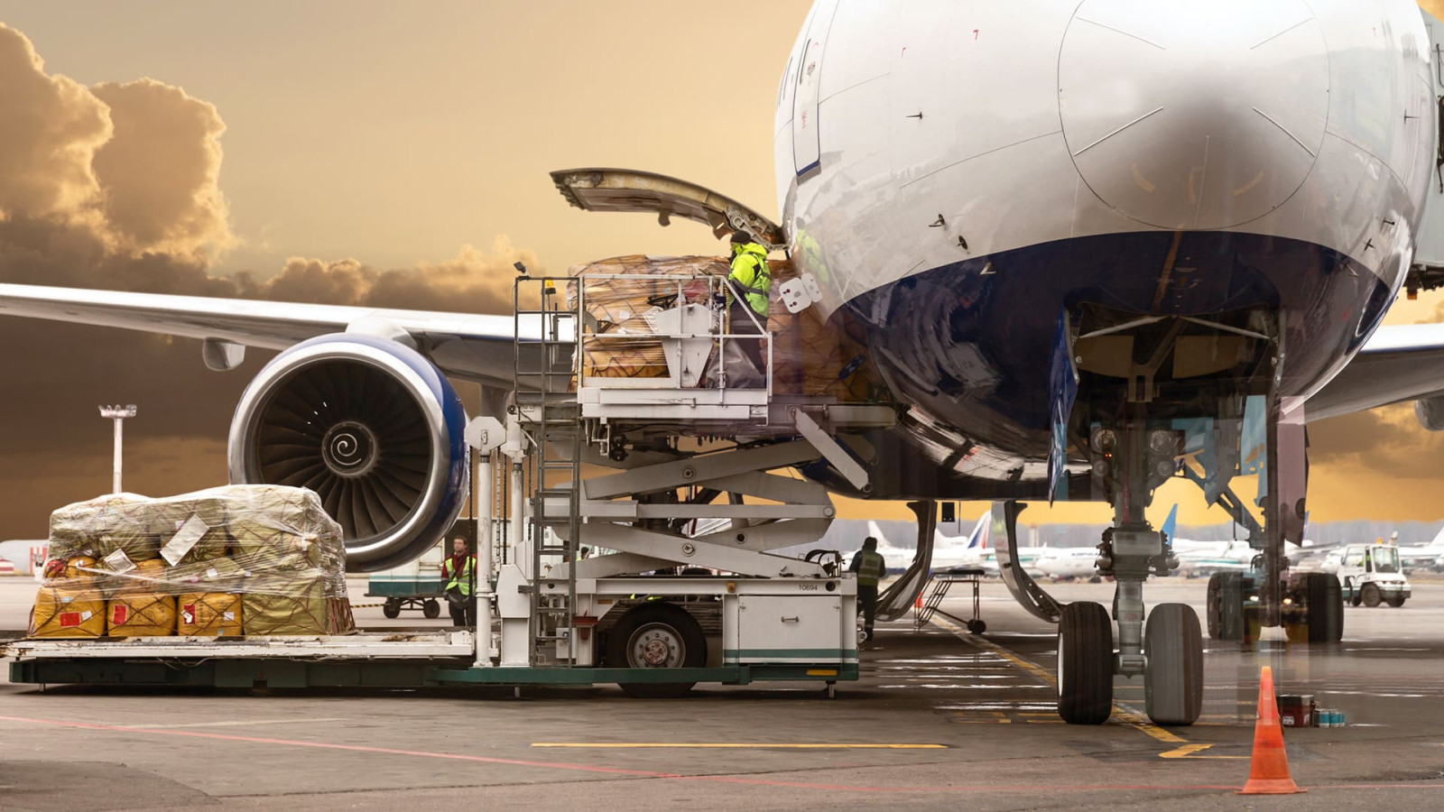 Transport lotniczy — czym jest i kiedy warto z niego skorzystać?